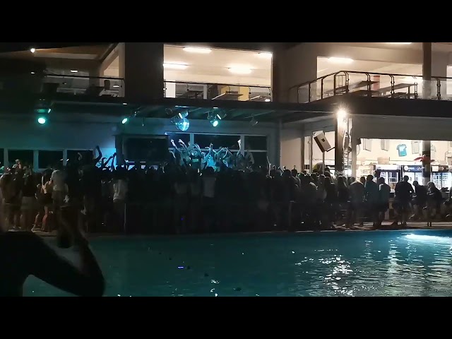 Večernja žurka bazen skouras